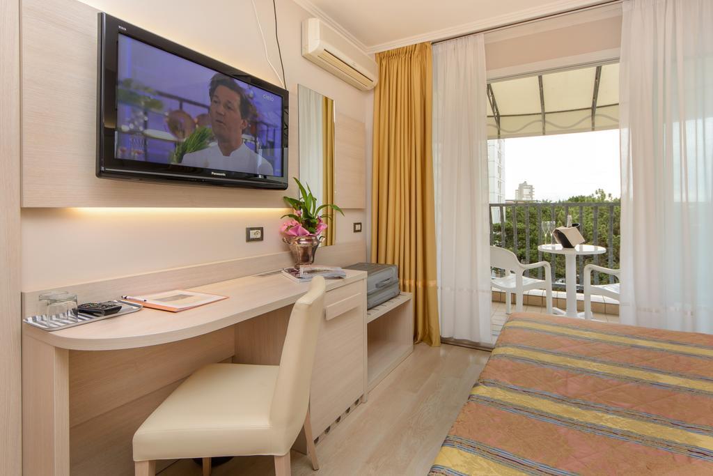 Hotel Croce Di Malta Lignano Sabbiadoro Ngoại thất bức ảnh