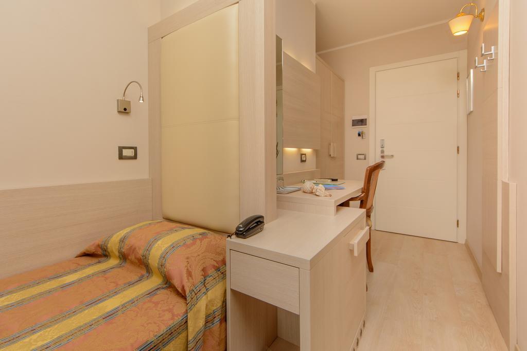 Hotel Croce Di Malta Lignano Sabbiadoro Ngoại thất bức ảnh
